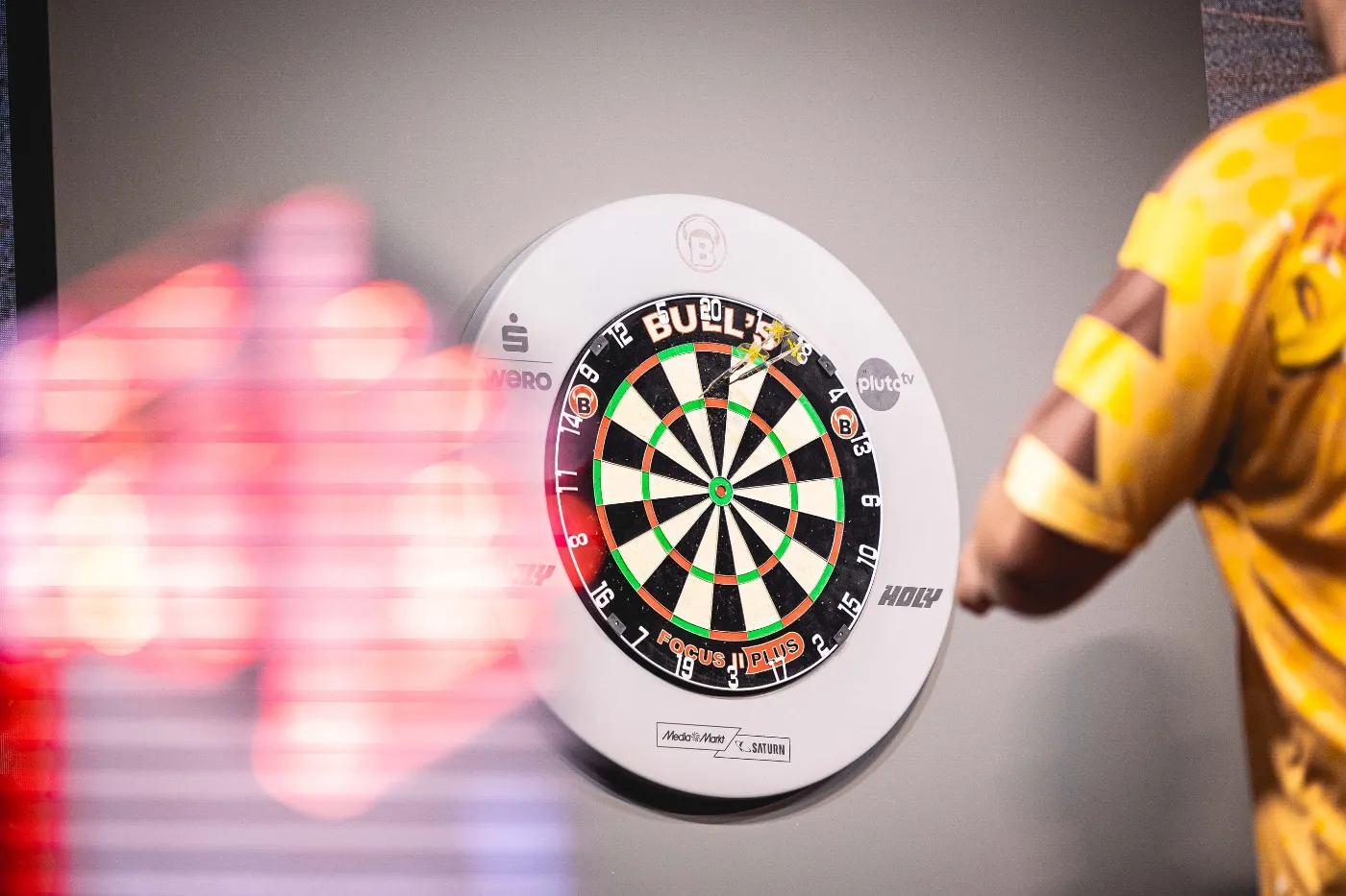 Sieger der The Last Flight Darts Liga mit dem Pokal