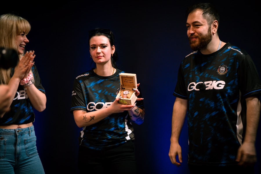 Emma, Darts-Creatorin beim The Last Flight Community Clash
